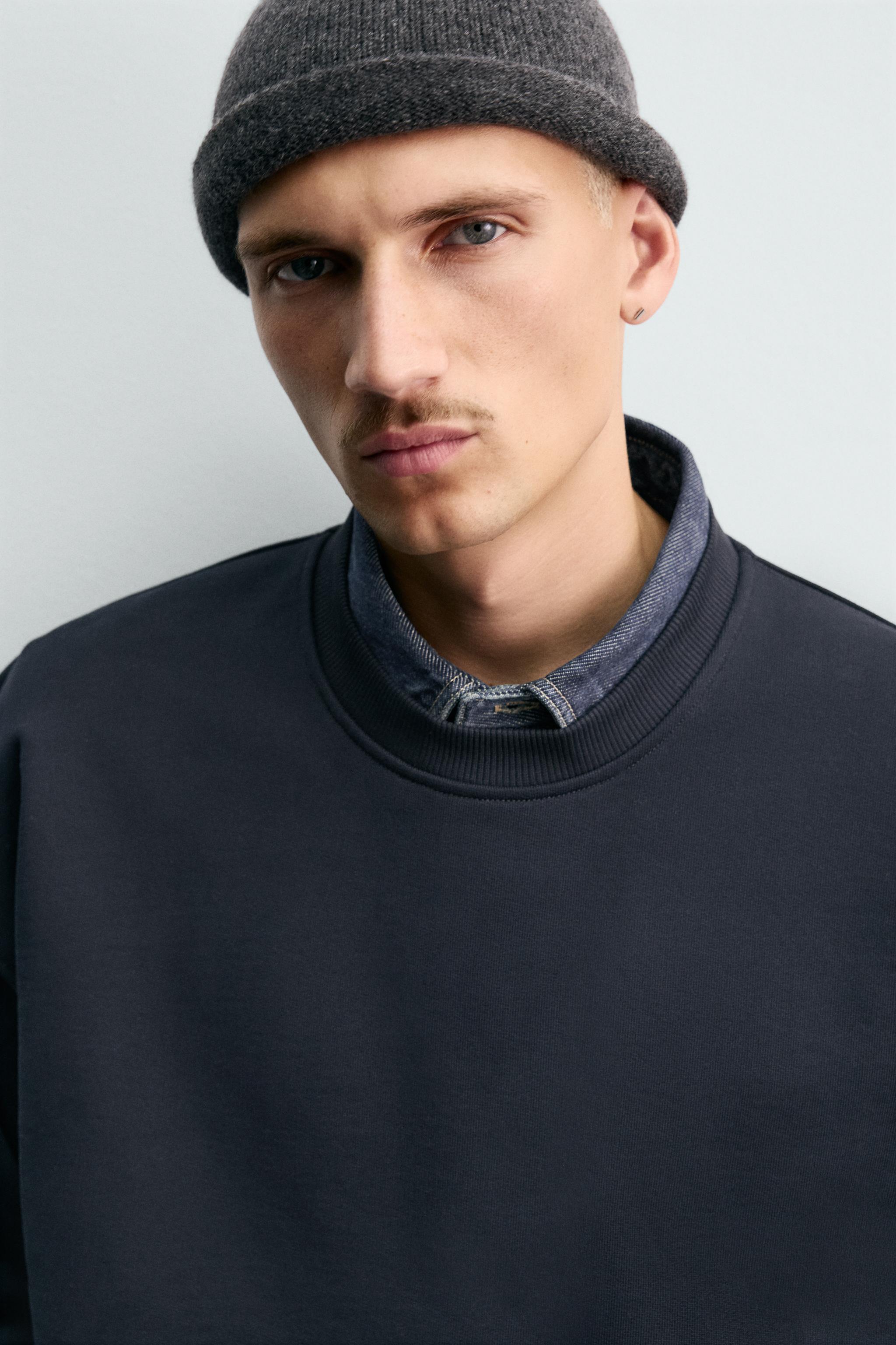 CREW NECK SWEATSHIRT WITH IRREGULAR FINISH